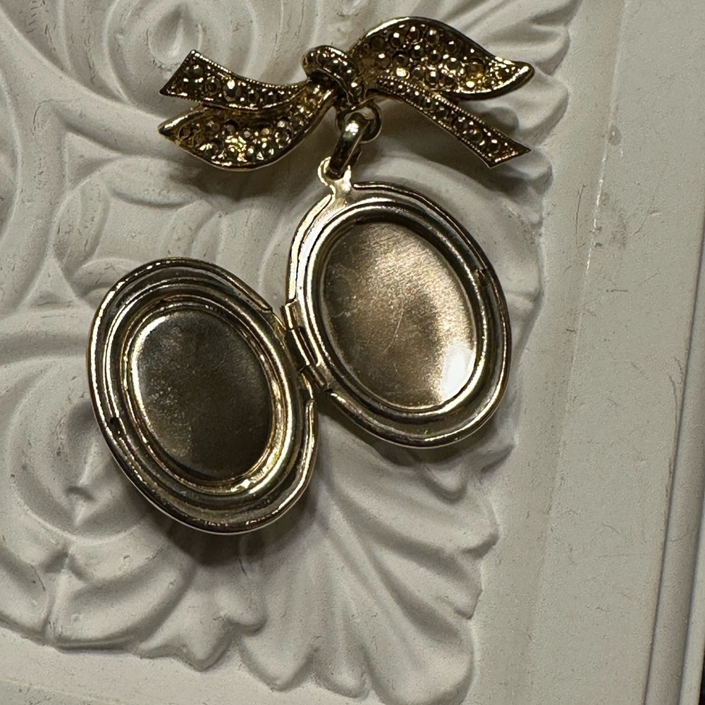 Gold-Tone Black Enamel Oval Pendant Brooch - Elegant Women's Jewelry - Picture 3 of 3